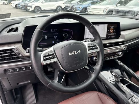 Used 2024 Kia Telluride EX w/ EX Captain's Chair Package AWD/4WD image 2