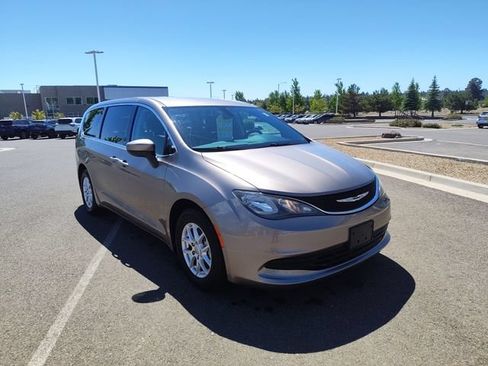 Used 2017 Chrysler Pacifica LX FWD image 1