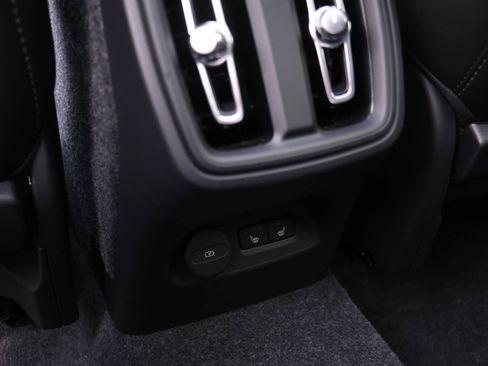 Certified 2025 Volvo XC40 B5 Plus w/ Protection Package Premier image 21