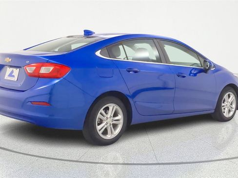 Used 2017 Chevrolet Cruze LT image 2