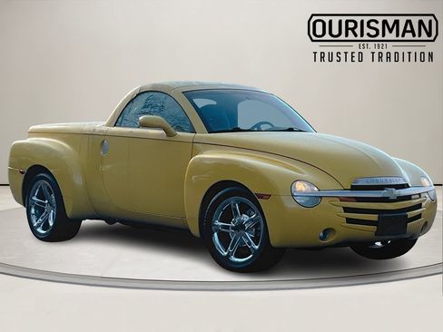 Used 2005 Chevrolet SSR w/ Preferred Equipment Group image 1