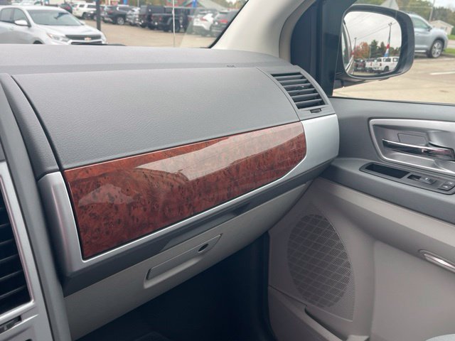 Used 2009 Chrysler Town & Country Touring FWD image 22