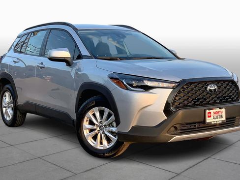 Used 2022 Toyota Corolla Cross LE image 2