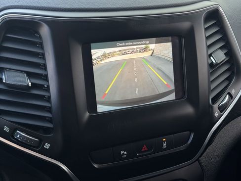 Used 2021 Jeep Cherokee Latitude Plus FWD image 17