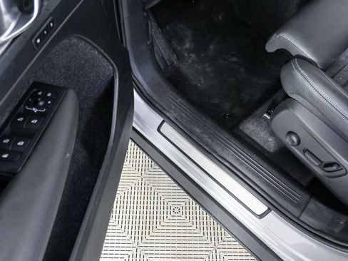 Used 2025 Volvo XC40 B5 Plus image 9