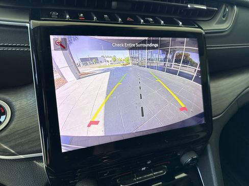 Used 2023 Jeep Grand Cherokee Limited w/ Black Appearance Package image 24