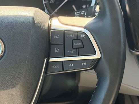 Used 2022 Toyota Highlander XLE image 24