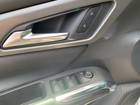 Used 2025 Chevrolet Traverse LT FWD image 19