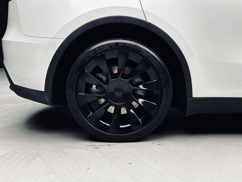 Used 2023 Tesla Model Y Long Range AWD/4WD image 38