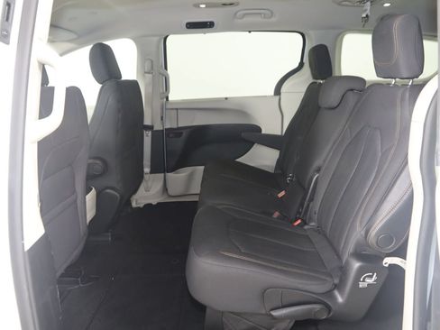 Used 2020 Chrysler Pacifica Touring FWD image 47
