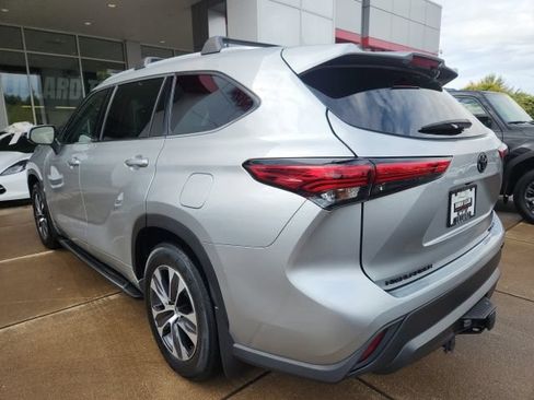 Used 2022 Toyota Highlander XLE AWD/4WD image 8