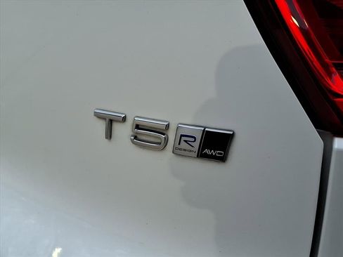 Used 2019 Volvo XC40 T5 R-Design image 9