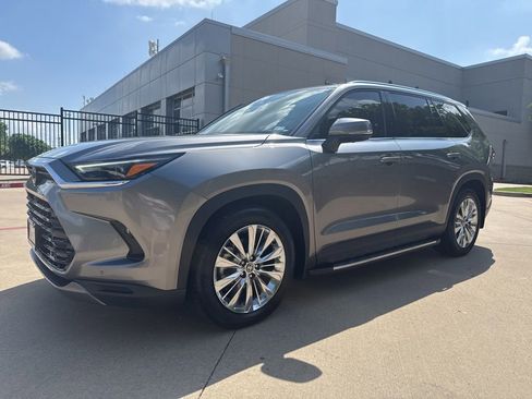 Used 2025 Toyota Grand Highlander AWD image 1