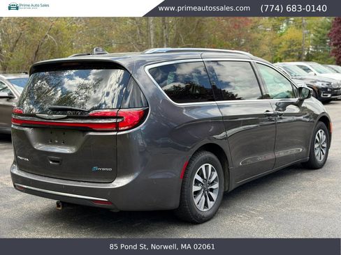 Used 2021 Chrysler Pacifica Touring-L FWD image 6