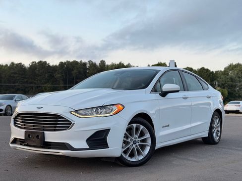 Used 2019 Ford Fusion SE FWD image 1