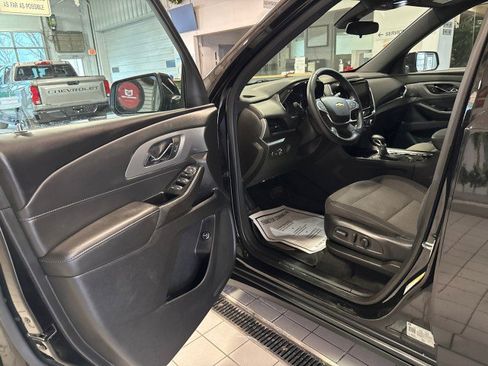 Used 2023 Chevrolet Traverse LT image 13