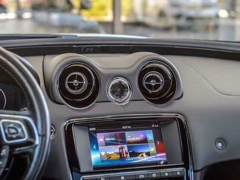 Used 2016 Jaguar XJ image 31