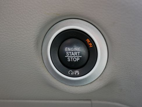 Used 2022 Chrysler Pacifica Touring-L FWD image 32
