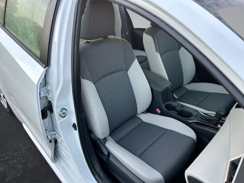 Used 2025 Toyota Corolla LE FWD image 30