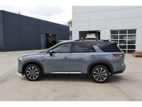 New 2026 Nissan Pathfinder Platinum FWD image 3