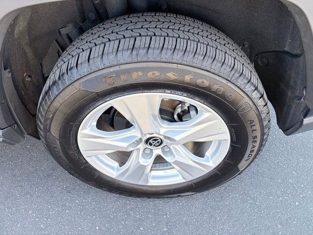 Used 2021 Toyota RAV4 XLE AWD/4WD image 24
