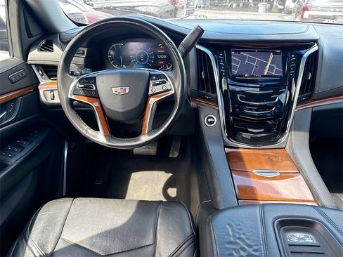 Used 2018 Cadillac Escalade Luxury image 25