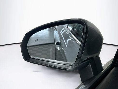 Used 2025 Volkswagen Taos SE AWD/4WD image 16