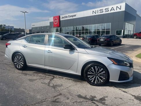 Used 2024 Nissan Altima 2.5 SV image 1