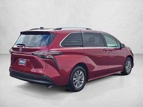 Used 2025 Toyota Sienna LE AWD/4WD image 5