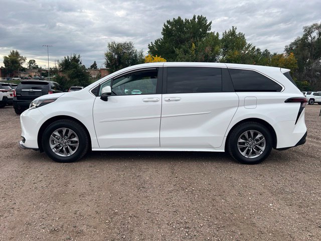 Used 2024 Toyota Sienna LE AWD/4WD image 2