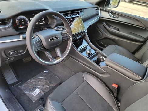 New 2025 Jeep Grand Cherokee Altitude image 18