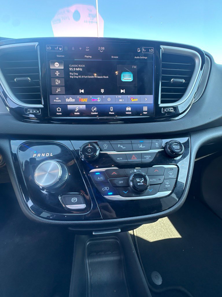 Used 2025 Chrysler Pacifica Select FWD image 10