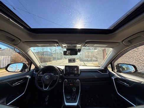 Used 2019 Toyota RAV4 Limited image 33