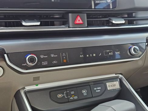 New 2026 Kia Carnival FWD image 23
