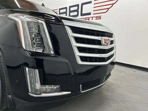 Used 2019 Cadillac Escalade ESV Luxury AWD/4WD image 2