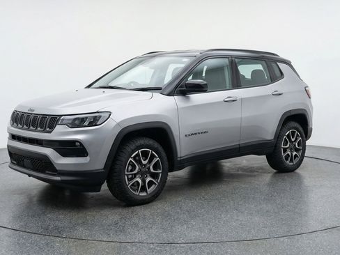 Used 2025 Jeep Compass Trailhawk image 3