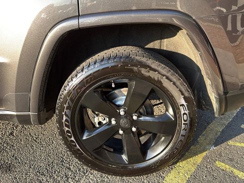 Used 2014 Jeep Grand Cherokee Altitude image 32