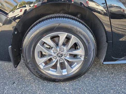 Used 2025 Toyota Sienna XLE image 5