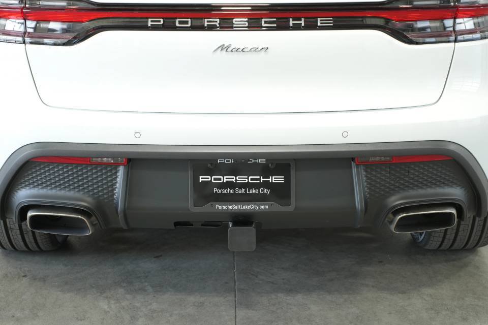 Certified 2025 Porsche Macan AWD/4WD image 39