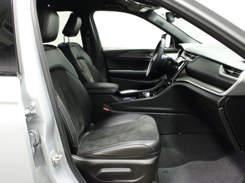 Used 2023 Jeep Grand Cherokee Altitude image 14