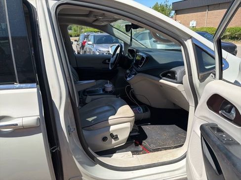 Used 2019 Chrysler Pacifica Limited w/ Tire & Wheel Group image 13