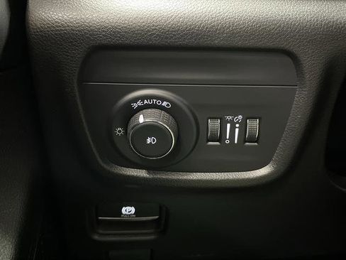 Used 2023 Jeep Grand Cherokee Limited w/ Luxury Tech Group II image 24