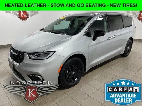 Used 2024 Chrysler Pacifica Touring-L FWD image 3