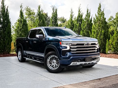 Used 2023 Chevrolet Silverado 1500 High Country w/ Technology Package AWD/4WD image 2