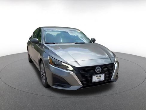 Used 2025 Nissan Altima 2.5 SV FWD image 3