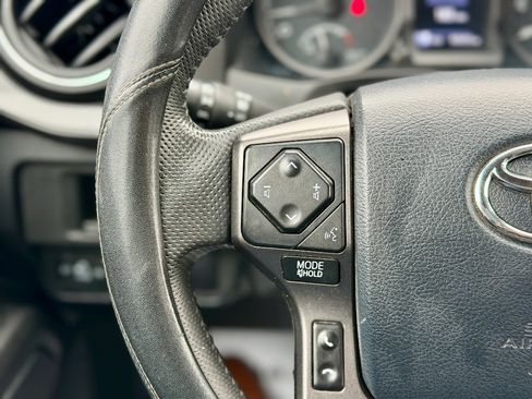 Used 2018 Toyota Tacoma TRD Off-Road w/ Technology Package image 8