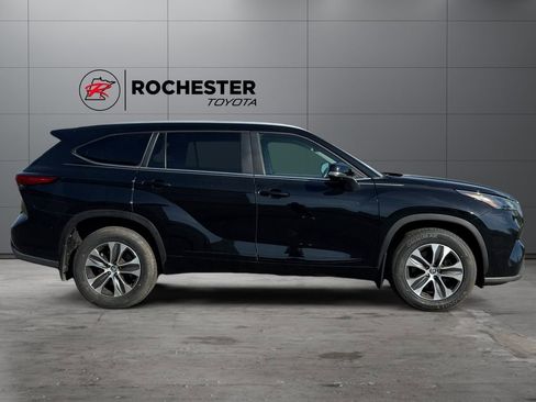 Used 2023 Toyota Highlander XLE AWD/4WD image 6