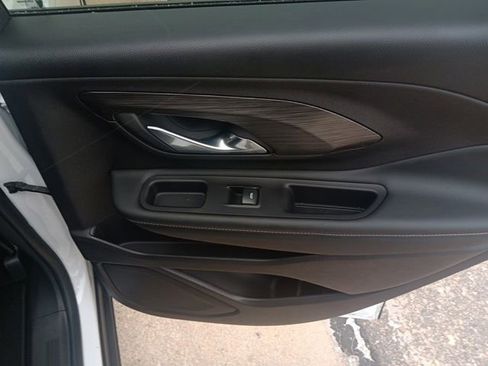 Used 2024 GMC Terrain SLE w/ Driver Convenience Package image 32