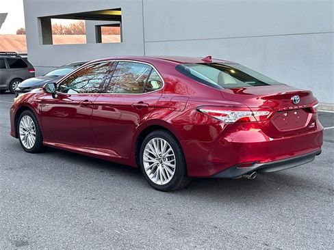Certified 2019 Toyota Camry XLE image 3