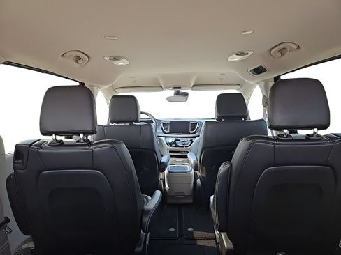 Used 2023 Chrysler Pacifica Touring-L FWD image 37
